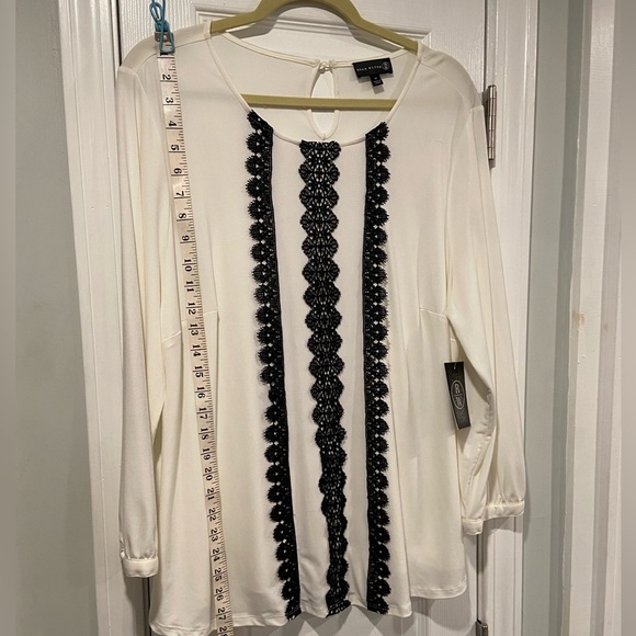 NWT Ryan Wythe Cream Blouse Black Lace Stripe Detail Button Keyhole Size 1X - Picture 7 of 11